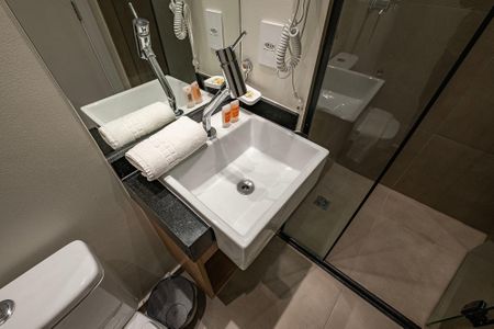 Banheiro de kitnet/studio para alugar com 1 quarto, 28m² em Jardins, São Paulo