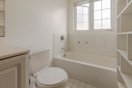 Casa de condomínio para alugar com 220m², 4 quartos e 2 vagas Casa de condomínio para alugar com 220m², 4 quartos e 2 vagasBanheiro da Suíte