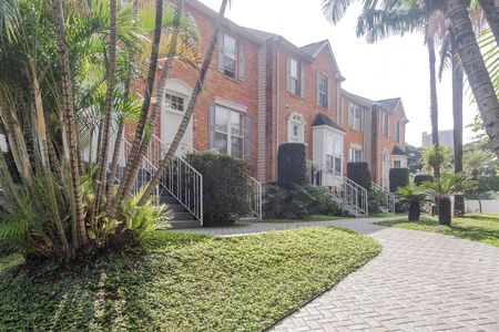 Casa de condomínio para alugar com 220m², 4 quartos e 2 vagas Casa de condomínio para alugar com 220m², 4 quartos e 2 vagasFachada