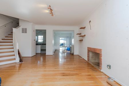Casa de condomínio para alugar com 220m², 4 quartos e 2 vagas Casa de condomínio para alugar com 220m², 4 quartos e 2 vagasSala