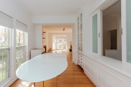 Casa de condomínio para alugar com 220m², 4 quartos e 2 vagas Casa de condomínio para alugar com 220m², 4 quartos e 2 vagasSala