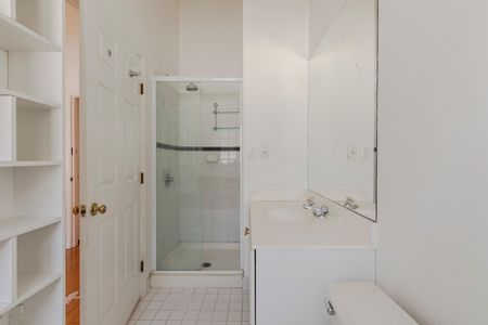 Casa de condomínio para alugar com 220m², 4 quartos e 2 vagas Casa de condomínio para alugar com 220m², 4 quartos e 2 vagasBanheiro da Suíte