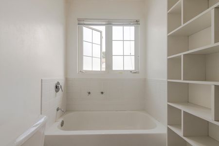 Casa de condomínio para alugar com 220m², 4 quartos e 2 vagas Casa de condomínio para alugar com 220m², 4 quartos e 2 vagasBanheiro da Suíte