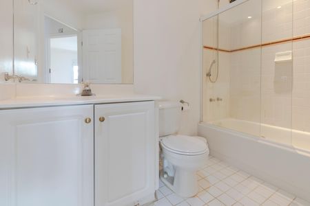 Casa de condomínio para alugar com 220m², 4 quartos e 2 vagas Casa de condomínio para alugar com 220m², 4 quartos e 2 vagasBanheiro