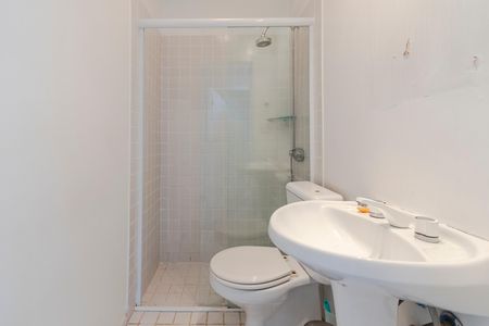 Casa de condomínio para alugar com 220m², 4 quartos e 2 vagas Casa de condomínio para alugar com 220m², 4 quartos e 2 vagasBanheiro de Serviço