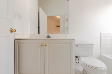 Casa de condomínio para alugar com 220m², 4 quartos e 2 vagas Casa de condomínio para alugar com 220m², 4 quartos e 2 vagasBanheiro da Suíte