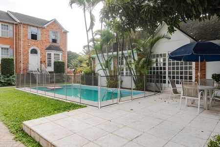 Casa de condomínio para alugar com 220m², 4 quartos e 2 vagas Casa de condomínio para alugar com 220m², 4 quartos e 2 vagasPiscina