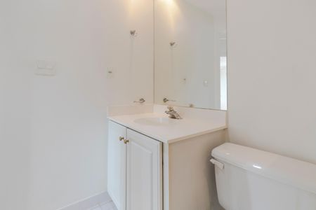 Casa de condomínio para alugar com 220m², 4 quartos e 2 vagas Casa de condomínio para alugar com 220m², 4 quartos e 2 vagasBanheiro