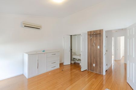 Casa de condomínio para alugar com 220m², 4 quartos e 2 vagas Casa de condomínio para alugar com 220m², 4 quartos e 2 vagasSuíte