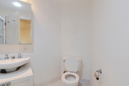 Casa de condomínio para alugar com 220m², 4 quartos e 2 vagas Casa de condomínio para alugar com 220m², 4 quartos e 2 vagasBanheiro da Suíte 2