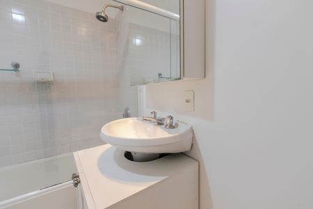 Casa de condomínio para alugar com 220m², 4 quartos e 2 vagas Casa de condomínio para alugar com 220m², 4 quartos e 2 vagasBanheiro da Suíte 2