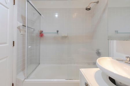 Casa de condomínio para alugar com 220m², 4 quartos e 2 vagas Casa de condomínio para alugar com 220m², 4 quartos e 2 vagasBanheiro da Suíte 2
