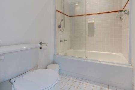 Casa de condomínio para alugar com 220m², 4 quartos e 2 vagas Casa de condomínio para alugar com 220m², 4 quartos e 2 vagasBanheiro
