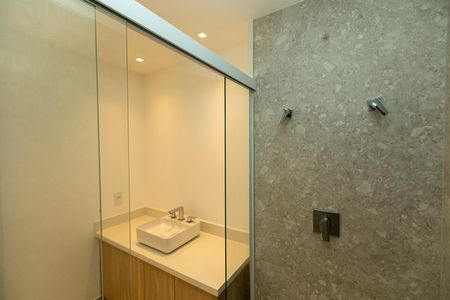 Apartamento à venda com 300m², 3 quartos e 3 vagas Apartamento à venda com 300m², 3 quartos e 3 vagasBanheiro da Suíte 2