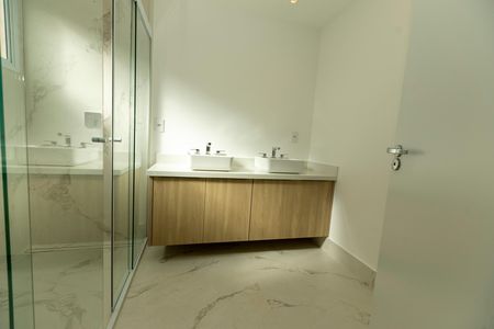 Apartamento à venda com 300m², 3 quartos e 3 vagas Apartamento à venda com 300m², 3 quartos e 3 vagasBanheiro da Suíte 3