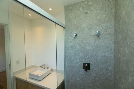 Apartamento à venda com 300m², 3 quartos e 3 vagas Apartamento à venda com 300m², 3 quartos e 3 vagasBanheiro da Suíte
