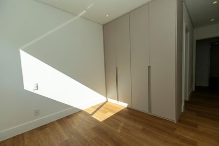 Apartamento à venda com 300m², 3 quartos e 3 vagas Apartamento à venda com 300m², 3 quartos e 3 vagasSuíte 2
