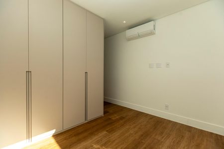 Apartamento à venda com 300m², 3 quartos e 3 vagas Apartamento à venda com 300m², 3 quartos e 3 vagasSuíte 2