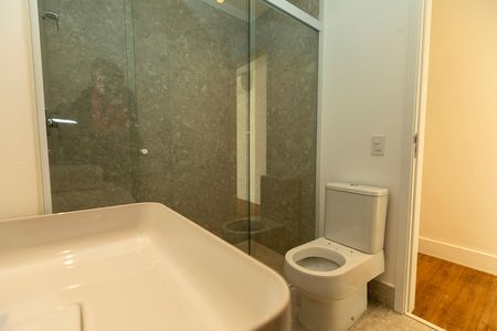 Apartamento à venda com 300m², 3 quartos e 3 vagas Apartamento à venda com 300m², 3 quartos e 3 vagasBanheiro da Suíte 2