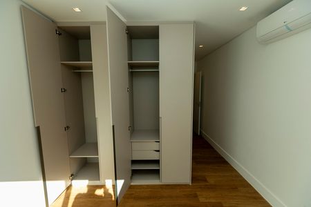 Apartamento à venda com 300m², 3 quartos e 3 vagas Apartamento à venda com 300m², 3 quartos e 3 vagasSuíte 2
