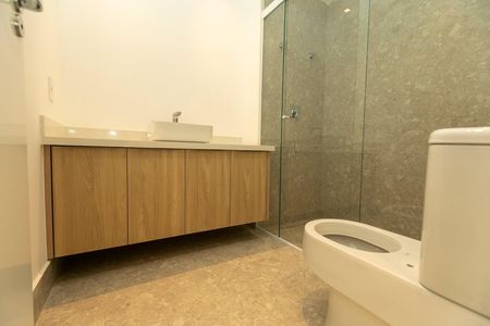 Apartamento à venda com 300m², 3 quartos e 3 vagas Apartamento à venda com 300m², 3 quartos e 3 vagasBanheiro da Suíte 2