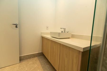 Apartamento à venda com 300m², 3 quartos e 3 vagas Apartamento à venda com 300m², 3 quartos e 3 vagasBanheiro da Suíte 2