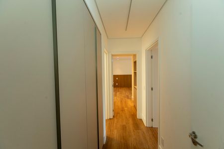 Apartamento à venda com 300m², 3 quartos e 3 vagas Apartamento à venda com 300m², 3 quartos e 3 vagasCorredor
