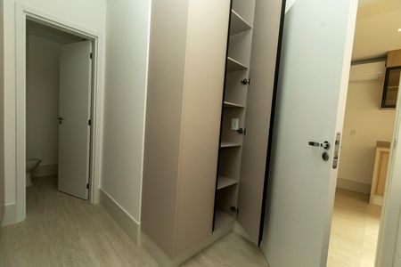 Apartamento à venda com 300m², 3 quartos e 3 vagas Apartamento à venda com 300m², 3 quartos e 3 vagasÁrea de serviço