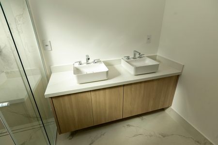 Apartamento à venda com 300m², 3 quartos e 3 vagas Apartamento à venda com 300m², 3 quartos e 3 vagasBanheiro da Suíte 3