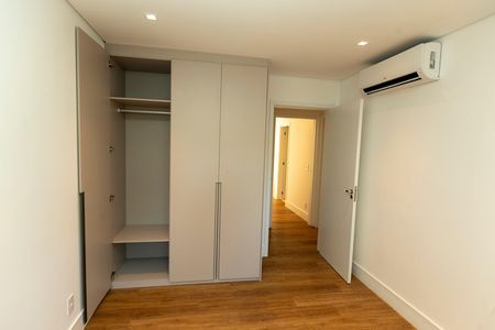 Apartamento à venda com 300m², 3 quartos e 3 vagas Apartamento à venda com 300m², 3 quartos e 3 vagasSuíte