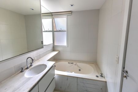 Apartamento para alugar com 153m², 4 quartos e 3 vagas Apartamento para alugar com 153m², 4 quartos e 3 vagasBanheiro da Suíte 1