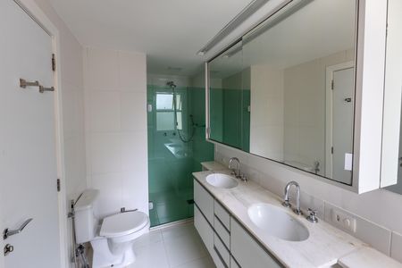 Apartamento para alugar com 153m², 4 quartos e 3 vagas Apartamento para alugar com 153m², 4 quartos e 3 vagasBanheiro da Suíte 1