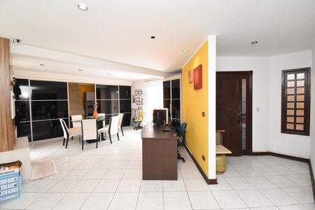 Sala 2 de casa à venda com 5 quartos, 700m² em Cajuru, Curitiba