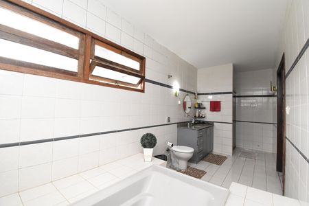 Casa à venda com 700m², 5 quartos e 6 vagasBanheiro da Suíte