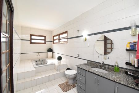 Banheiro da Suíte de casa à venda com 5 quartos, 700m² em Cajuru, Curitiba