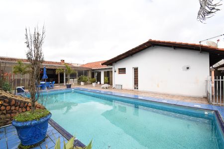 Casa à venda com 700m², 5 quartos e 6 vagasÁrea externa -  Piscina