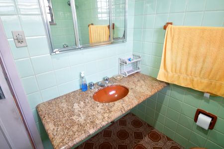 Casa para alugar com 280m², 4 quartos e 2 vagasBanheiro Social