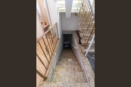Casa à venda com 252m², 3 quartos e 4 vagasEscada Interna da Garagem
