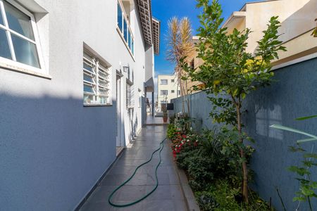 Casa à venda com 252m², 3 quartos e 4 vagasCorredor Lateral