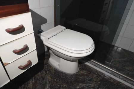 Casa à venda com 249m², 4 quartos e 3 vagasBanheiro social 2