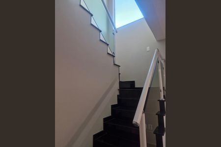 Casa para alugar com 198m², 3 quartos e 4 vagasEscada