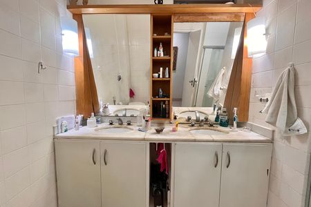 Apartamento à venda com 248m², 3 quartos e 2 vagas Apartamento à venda com 248m², 3 quartos e 2 vagasBanheiro social