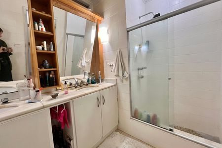 Apartamento à venda com 248m², 3 quartos e 2 vagas Apartamento à venda com 248m², 3 quartos e 2 vagasBanheiro social