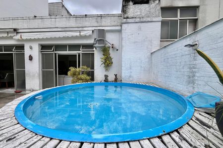 Apartamento à venda com 248m², 3 quartos e 2 vagas Apartamento à venda com 248m², 3 quartos e 2 vagasPiscina