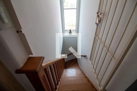 Casa à venda com 140m², 3 quartos e 2 vagas Casa à venda com 140m², 3 quartos e 2 vagasEscada