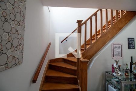 Casa à venda com 140m², 3 quartos e 2 vagas Casa à venda com 140m², 3 quartos e 2 vagasEscada