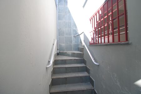 Casa para alugar com 100m², 3 quartos e 2 vagasEscada / fundos da casa