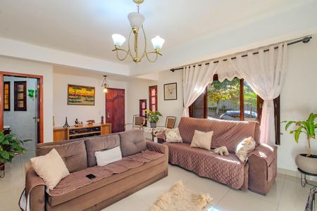 Casa à venda com 3 quartos, 274m² em Jardim Sabará, Porto Alegre