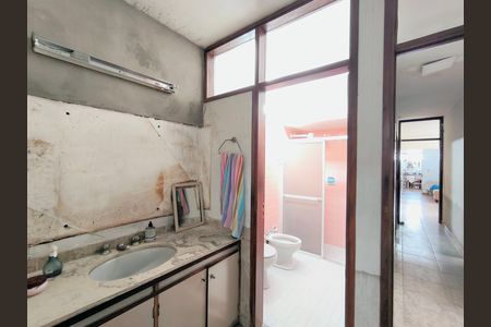 Casa para alugar com 500m², 3 quartos e 2 vagasBanheiro da Suíte