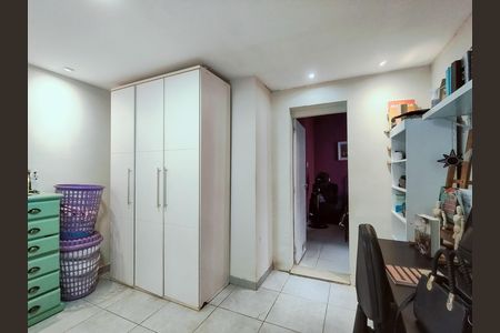 Casa à venda com 283m², 6 quartos e 1 vagaQuarto